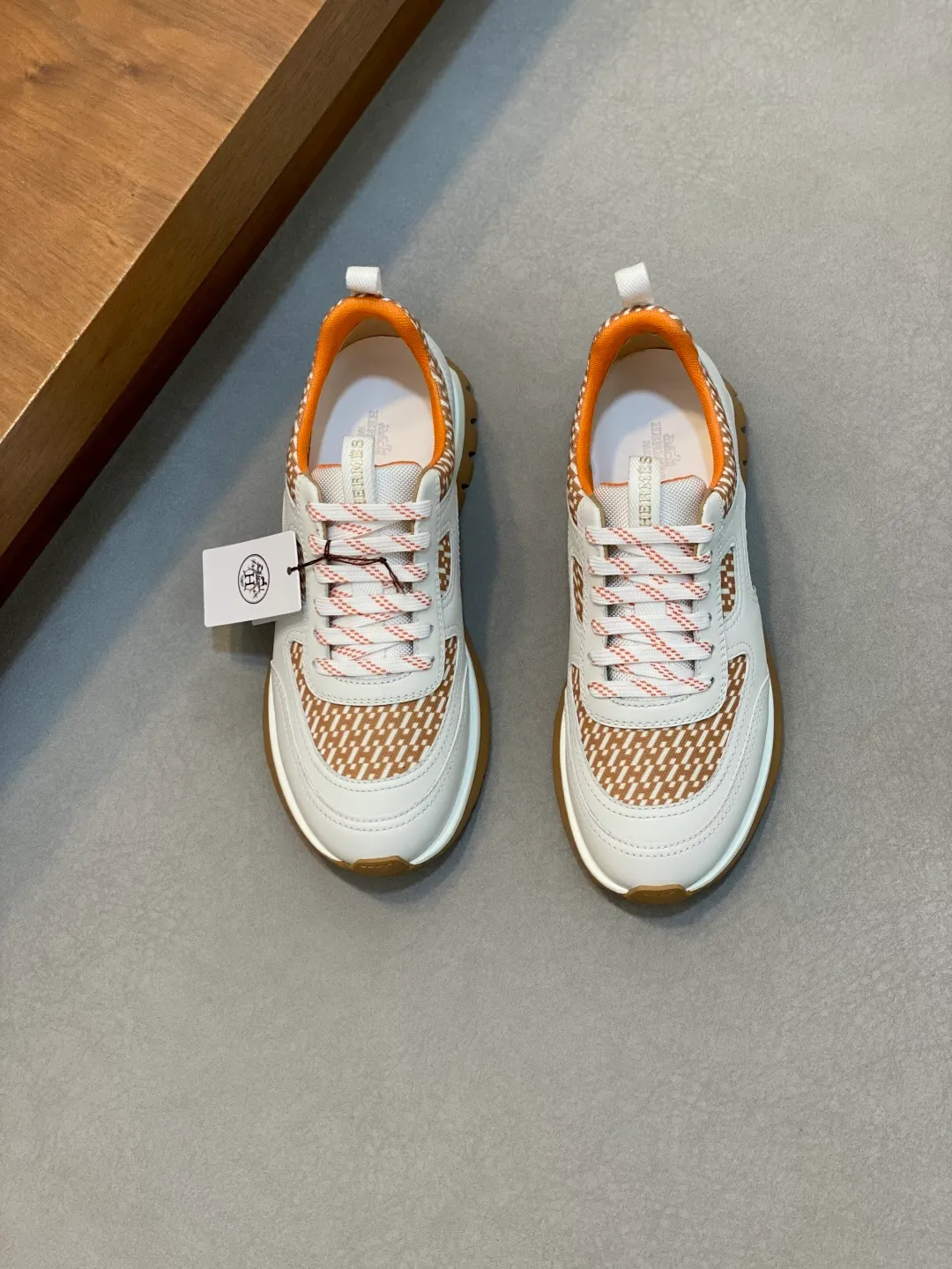 Men's shoes 💰860 Hermès/Hermès official GRAMME men's sports and running casual shoes. Made of jacquard calfskin technical fabric combination. The smooth lines of the upper highlight the sports fashion style. HERMES special jacquard webbing. The outsole is made of foam shock absorption and EVA injection bottom sheet. It is a double-layer hand-made combination. The whole shoe is very comfortable, light and extremely stable after being put on. Casual and simple style. Men's shoes 39 40 41 42 43 44